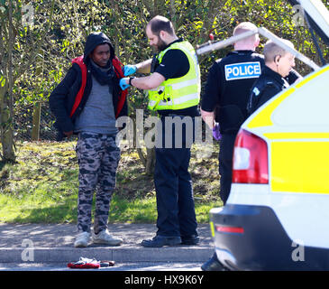 Peterborough, UK. 25. März 2017. Illegale Einwanderer. Peterborough, Cambridgeshire. 25. März 2017. Cambridgeshire Polizei hielt einen LKW aus der Tschechischen Republik, nachdem der Fahrer sie rief zu ihnen sagen, dass er dachte, es könnte Menschen im Inneren. Die Polizei fand 3 Männer, die ihre Reise in Eritrea, Ost-Afrika begonnen. Ihre illegale Reise beendet in Peterborough, Cambridgeshire. Bildnachweis: Paul Marriott/Alamy Live-Nachrichten Stockfoto