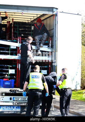 Peterborough, UK. 25. März 2017. Illegale Einwanderer. Peterborough, Cambridgeshire. 25. März 2017. Cambridgeshire Polizei hielt einen LKW aus der Tschechischen Republik, nachdem der Fahrer sie rief zu ihnen sagen, dass er dachte, es könnte Menschen im Inneren. Die Polizei fand 3 Männer, die ihre Reise in Eritrea, Ost-Afrika begonnen. Ihre illegale Reise beendet in Peterborough, Cambridgeshire. Bildnachweis: Paul Marriott/Alamy Live-Nachrichten Stockfoto