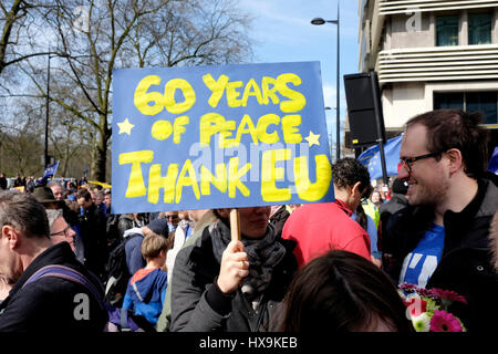 London, UK, 25. März 2017. Tausende Menschen protestieren in der Londoner gegen Austritt, Theresa Artikel 50 am 29. März auslösen kann. Bildnachweis: Yanice Cesari / Alamy Live News Stockfoto