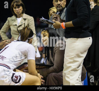 Stockton, CA, USA. 25. März 2017. A. South Carolina Cheftrainer Dawn Stanley während der NCAA Frauen Basketball Stockton regionale Game One zwischen South Carolina Gamecocks und Quinnipiac Bobcats 100-58 gewinnen bei Stockton Arena Stockton, CA. Thurman James/CSM/Alamy Live News Stockfoto