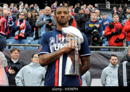 Samstag, 25. März 2017: New England Patriots Wide Receiver Malcolm Mitchell (19) trägt eine Trikot New England Revolution während des Wartens auf die Lombardi Trophy vom Super Bowl LI New England Revolution und Minnesota United-Fans im Gillette Stadium vor dem MLS-Spiel zwischen den beiden zu präsentieren. Die Revolution besiegen die Vereinigten 5-2. Eric Canha/CSM Stockfoto