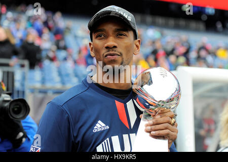 Samstag, 25. März 2017: New England Patriots Wide Receiver Malcolm Mitchell (19) trägt eine Trikot New England Revolution während des Wartens auf die Lombardi Trophy vom Super Bowl LI New England Revolution und Minnesota United-Fans im Gillette Stadium vor dem MLS-Spiel zwischen den beiden zu präsentieren. Die Revolution besiegen die Vereinigten 5-2. Eric Canha/CSM Stockfoto