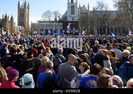 London, UK. 25. März 2017. Tausende von Demonstranten Unite für Europa März in London zu besuchen. Massen versammeln sich am Parliament Square protestieren gegen Austritt während des 60. Jahrestages der EU, kurz vor der Theresa May Trigger Artikel 50. Bildnachweis: ZEN - Zaneta Razaite/Alamy Live-Nachrichten Stockfoto