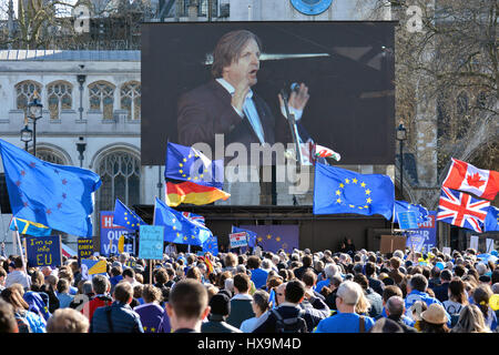 London, UK. 25. März 2017. Tausende von Anti-Austritt Demonstranten versammelten sich in Parliament Square während der Vereinten Europa Demonstration in London, Vereinigtes Königreich. Bildnachweis: ZEN - Zaneta Razaite/Alamy Live-Nachrichten Stockfoto