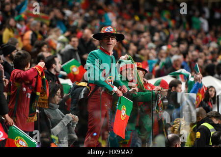 Portugal, Lissabon, 25. März 2017 - WM-Quali: PORTUGAL x Ungarn - portugiesischen Unterstützer in Aktion während der FIFA WM Russland 2018-Qualifikation-Gruppe B-Match zwischen Portugal und Ungarn, im Est‡dio da Luz am 25. März 2017 in Lissabon, Portugal. Bildnachweis: Bruno de Carvalho/Alamy Live News Stockfoto