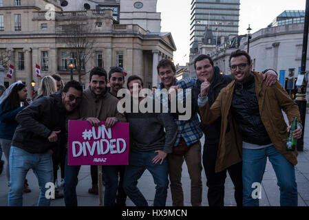 Demonstranten auf dem Trafalgar Square ansehen vereint gegen Austritt während der Vereinten Europa März in London, UK am 25. März 2017. Bildnachweis: Hannah Alexa Geller/Alamy Live-Nachrichten Stockfoto