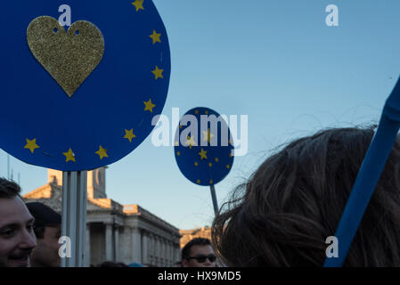 EU unterzeichnet vor der Nationalgalerie, dem Trafalgar Square in den USA für Europa März in London, UK am 25. März 2017. Bildnachweis: Hannah Alexa Geller/Alamy Live-Nachrichten Stockfoto