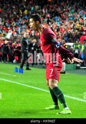 Lissabon, Portugal. 25. März 2017. Cristiano Ronaldo Portugal feiert erzielte während des FIFA World Cup 2018-Qualifikation-Gruppe B-Spiels zwischen Portugal und Ungarn im Luz-Stadion in Lissabon, Portugal am 25. März 2017. Portugal gewann 3: 0. Bildnachweis: Zhang Liyun/Xinhua/Alamy Live-Nachrichten Stockfoto