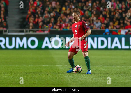 Lissabon, Portugal. 25. März 2017. 25. März 2017. Lissabon, Portugal. Portugals Verteidiger Raphael Guerreiro (5) während der FIFA 2018 World Cup Qualifier zwischen Portugal V Ungarn Credit: Alexandre de Sousa/Alamy Live News Stockfoto