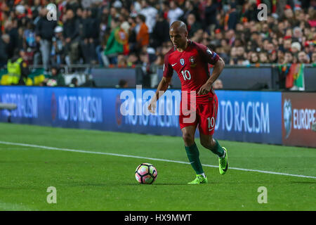 Lissabon, Portugal. 25. März 2017. 25. März 2017. Lissabon, Portugal. Portugals Mittelfeldspieler Joao Mario (10) während der FIFA 2018 World Cup Qualifier zwischen Portugal V Ungarn Credit: Alexandre de Sousa/Alamy Live News Stockfoto