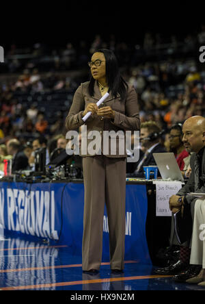 Stockton, CA, USA. 25. März 2017. A. South Carolina Cheftrainer Dawn Stanley während der NCAA Frauen Basketball Stockton regionale Game One zwischen South Carolina Gamecocks und Quinnipiac Bobcats 100-58 gewinnen bei Stockton Arena Stockton, CA. Thurman James/CSM/Alamy Live News Stockfoto