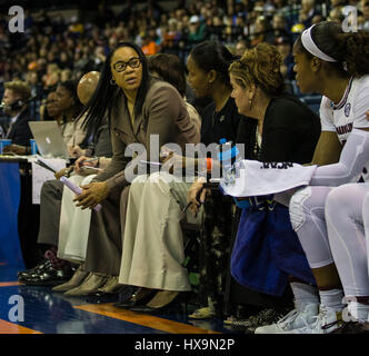 Stockton, CA, USA. 25. März 2017. A. South Carolina Cheftrainer Dawn Stanley während der NCAA Frauen Basketball Stockton regionale Game One zwischen South Carolina Gamecocks und Quinnipiac Bobcats 100-58 gewinnen bei Stockton Arena Stockton, CA. Thurman James/CSM/Alamy Live News Stockfoto