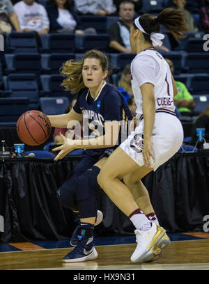 Stockton, CA, USA. 25. März 2017. A. Quinnipiac Wache Carly Fabbri (5) sucht nach einem offenen Mitspieler während der NCAA Frauen Basketball Stockton regionale Game One zwischen South Carolina Gamecocks und Quinnipiac Bobcats 58-100 verlor in Stockton Arena Stockton, CA. Thurman James/CSM/Alamy Live News Stockfoto