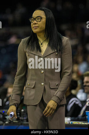 Stockton, CA, USA. 25. März 2017. A. South Carolina Cheftrainer Dawn Stanley während der NCAA Frauen Basketball Stockton regionale Game One zwischen South Carolina Gamecocks und Quinnipiac Bobcats 100-58 gewinnen bei Stockton Arena Stockton, CA. Thurman James/CSM/Alamy Live News Stockfoto