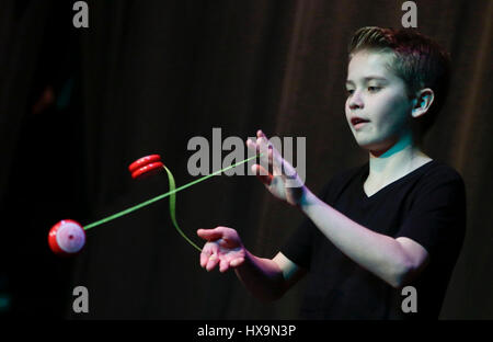 Vancouver, Kanada. 25. März 2017. Bryson Burgess führt seine Yo-yo Techniken während der kanadischen zurück Top Landesmeisterschaft in Vancouver, Kanada, am 25. März 2017. Bildnachweis: Liang Sen/Xinhua/Alamy Live-Nachrichten Stockfoto