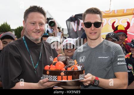 Melbourne, Australien. 26. März 2017. McLaren-Honda Formel1-Fahrer Stoffel Vandoorne(R) von Belgien erhält einen Geburtstagskuchen von britischen Konditor Darren Purchese, als er bei den Australian Formula One Grand Prix im Albert Park Circuit in Melbourne, Australien am 26. März 2017 ankommt. Bildnachweis: Bai Xue/Xinhua/Alamy Live-Nachrichten Stockfoto