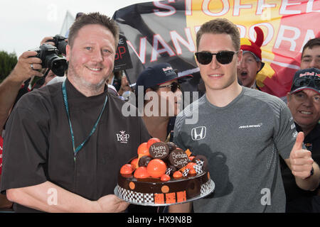 Melbourne, Australien. 26. März 2017. McLaren-Honda Formel1-Fahrer Stoffel Vandoorne(R) von Belgien erhält einen Geburtstagskuchen von britischen Konditor Darren Purchese, als er bei den Australian Formula One Grand Prix im Albert Park Circuit in Melbourne, Australien am 26. März 2017 ankommt. Bildnachweis: Bai Xue/Xinhua/Alamy Live-Nachrichten Stockfoto