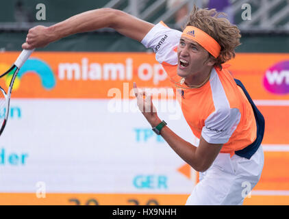 Key Biscayne, Florida, USA. 25. März 2017. Alexander Zverev, Deutschland, dient gegen Yen-Hsun Lu, Taipeh, während seine siegreiche Matches bei den 2017 Miami Open präsentiert von Itau Profi-Tennisturnier, gespielt im Crandon Park Tennis Center in Key Biscayne, Florida, USA. Mario Houben/CSM/Alamy Live-Nachrichten Stockfoto