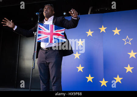 London, UK. 25. März 2017. David Lammy, Arbeits-Wartungstafel für Tottenham, befasst sich Zehntausende von Pro-EU-Aktivisten auf dem Marsch für Europa. Bildnachweis: Mark Kerrison/Alamy Live-Nachrichten Stockfoto