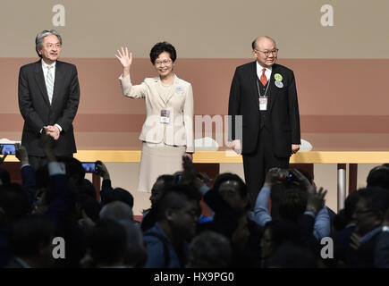 Hong Kong, China. 26. März 2017. Lam Cheng Yuet-Ngor (C) Wellen, Menschen nach der Wahl im Hong Kong Convention and Exhibition Center in Hongkong, Südchina, 26. März 2017 zu gewinnen. Lam Cheng Yuet-Ngor am Sonntag gewann die Wahl des fünften-Begriff Chief Executive von Chinas Hong Kong spezielle Administrative Region (SAR). Bildnachweis: Wang Shen/Xinhua/Alamy Live-Nachrichten Stockfoto