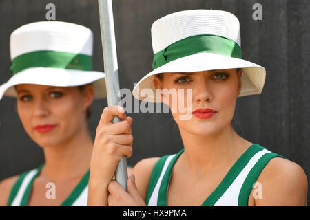 Albert Park, Melbourne, Australien. 26. März 2017. Die Grid Girls posieren für Fotos bei der 2017 Australian Formula One Grand Prix im Albert Park in Melbourne, Australien. Sydney Low/Cal Sport Media/Alamy Live-Nachrichten Stockfoto