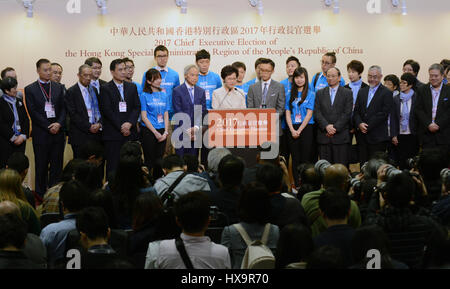 Hong Kong, China. 26. März 2017. Lam Cheng Yuet-Ngor trifft die Presse nach der Wahl in Hongkong, Südchina, 26. März 2017 zu gewinnen. Lam Cheng Yuet-Ngor am Sonntag gewann die Wahl des fünften-Begriff Chief Executive von Chinas Hong Kong spezielle Administrative Region (SAR). Bildnachweis: Liu Yun/Xinhua/Alamy Live-Nachrichten Stockfoto