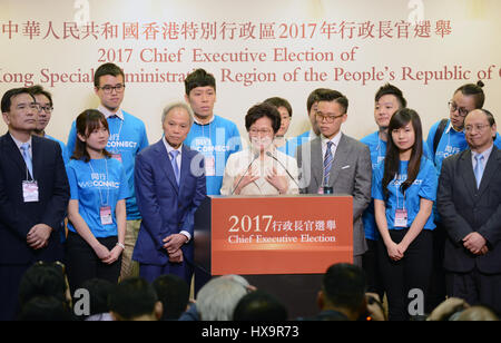 Hong Kong, China. 26. März 2017. Lam Cheng Yuet-Ngor trifft die Presse nach der Wahl in Hongkong, Südchina, 26. März 2017 zu gewinnen. Lam Cheng Yuet-Ngor am Sonntag gewann die Wahl des fünften-Begriff Chief Executive von Chinas Hong Kong spezielle Administrative Region (SAR). Bildnachweis: Liu Yun/Xinhua/Alamy Live-Nachrichten Stockfoto