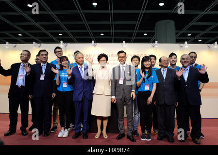 Hong Kong, China. 26. März 2017. Lam Cheng Yuet-Ngor trifft die Presse nach der Wahl in Hongkong, Südchina, 26. März 2017 zu gewinnen. Lam Cheng Yuet-Ngor am Sonntag gewann die Wahl des fünften-Begriff Chief Executive von Chinas Hong Kong spezielle Administrative Region (SAR). Bildnachweis: Qin Qing/Xinhua/Alamy Live-Nachrichten Stockfoto