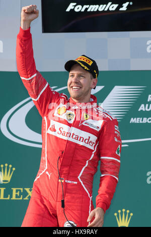 Melbourne, Australien. 26. März 2017. Scuderia Ferrari deutschen Fahrer Sebastian Vettel feiert während der Preisverleihung für die Australian Formula One Grand Prix im Albert Park Circuit in Melbourne, Australien am 26. März 2017. Bildnachweis: Bai Xue/Xinhua/Alamy Live-Nachrichten Stockfoto