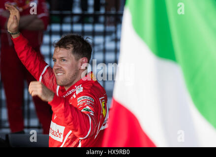 Melbourne, Australien. 26. März 2017. Scuderia Ferrari deutschen Fahrer Sebastian Vettel feiert nach dem Gewinn der Australian Formula One Grand Prix im Albert Park Circuit in Melbourne, Australien am 26. März 2017. Bildnachweis: Bai Xue/Xinhua/Alamy Live-Nachrichten Stockfoto
