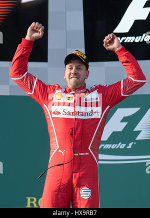 Melbourne, Australien. 26. März 2017. Scuderia Ferrari deutschen Fahrer Sebastian Vettel feiert während der Preisverleihung für die Australian Formula One Grand Prix im Albert Park Circuit in Melbourne, Australien am 26. März 2017. Bildnachweis: Bai Xue/Xinhua/Alamy Live-Nachrichten Stockfoto