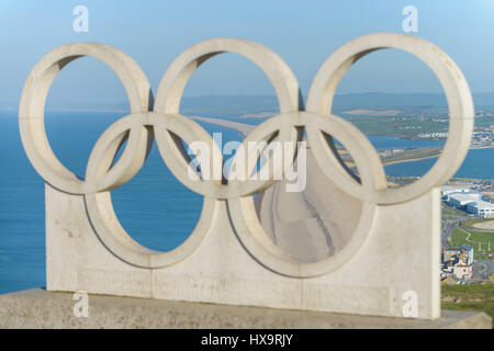 Hafen von Portland, Dorset, UK. 26. März 2017. Das Olympiagelände Denkmal hoch auf Portland an einem knackigen windigen Sonnentag am Portland Harbour auf Mothering Sunday.  © Dan Tucker/Alamy Live-Nachrichten Stockfoto