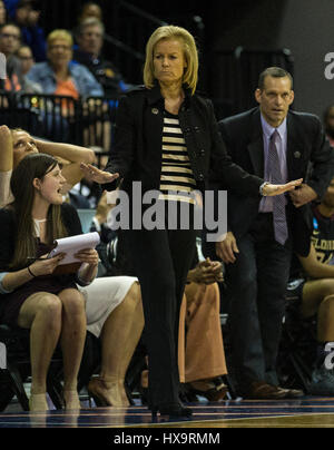 Stockton, CA, USA. 25. März 2017. A. Florida State head Coach Sue Semrau während der NCAA Frauen Basketball Stockton regionale Spiel zwei zwischen Oregon State Beavers und Florida State Seminolen 66-53 gewinnen bei Stockton Arena Stockton, CA. Thurman James/CSM/Alamy Live News Stockfoto