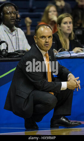 Stockton, CA, USA. 25. März 2017. A. Oregon State Trainer Scott Rueck während der NCAA Frauen Basketball Stockton regionale Spiel zwei zwischen Oregon State Beavers und Florida State Seminolen 53-66 verloren in Stockton Arena Stockton, CA. Thurman James/CSM/Alamy Live News Stockfoto