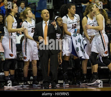 Stockton, CA, USA. 25. März 2017. A. Oregon State Trainer Scott Rueck während der NCAA Frauen Basketball Stockton regionale Spiel zwei zwischen Oregon State Beavers und Florida State Seminolen 53-66 verloren in Stockton Arena Stockton, CA. Thurman James/CSM/Alamy Live News Stockfoto