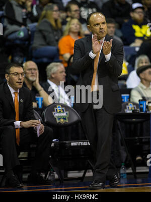 Stockton, CA, USA. 25. März 2017. A. Oregon State Trainer Scott Rueck während der NCAA Frauen Basketball Stockton regionale Spiel zwei zwischen Oregon State Beavers und Florida State Seminolen 53-66 verloren in Stockton Arena Stockton, CA. Thurman James/CSM/Alamy Live News Stockfoto