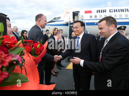 Wellington. 26. März 2017. Der chinesische Ministerpräsident Li Keqiang kommt mit seiner Frau Cheng Hong in Wellington, New Zealand, 26. März 2017, zu einem offiziellen Besuch nach Neuseeland auf Einladung seiner Neuseeland Amtskollegen Bill English. Bildnachweis: Pang Xinglei/Xinhua/Alamy Live-Nachrichten Stockfoto