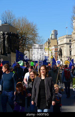 London, UK. 25. März 2017. Demonstranten in Whitehall, Teilnahme an der Unite für Europa März organisiert Protest gegen austritt. Bildnachweis: Aztekische Bilder/Alamy Live-Nachrichten Stockfoto