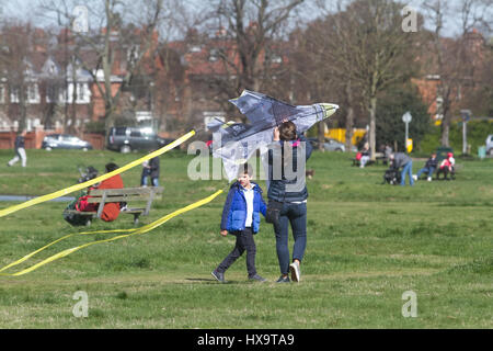 Wimbledon London, UK. 26. März 2017. Menschen genießen das Drachensteigen auf Wimbledon Common an sonnigen Frühlingstag Temperaturen zu rechnen sind Kredite steigen: Amer Ghazzal/Alamy Live-Nachrichten Stockfoto