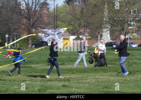 Wimbledon London, UK. 26. März 2017. Menschen genießen das Drachensteigen auf Wimbledon Common an sonnigen Frühlingstag Temperaturen zu rechnen sind Kredite steigen: Amer Ghazzal/Alamy Live-Nachrichten Stockfoto