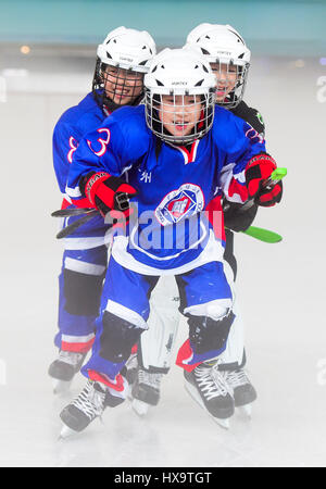 (170326)--GUANGZHOU, 26. März 2017 (Xinhua)--(von L bis R) Han Mingze, Luo Honghao und Lin Hanfei der Inline-Hockey Mannschaft von Guangzhou Pui Ching Grundschule besuchen eine Trainingseinheit auf der Eisbahn in Guangzhou, Hauptstadt der südchinesischen Provinz Guangdong, 12. März 2017. Wenn für das Jahr 2022 Olympischen Winterspiele, China soll 300 Millionen Menschen im Land zur Teilnahme an Wintersport, einschließlich der im Süden lebenden ermutigen und Westchina bieten. Guangdong Teilnahme an etwa 400.000 Menschen-Zeiten im Wintersport jährlich. Jetzt gibt es zwei indoor Eisbahnen in Guangzhou ein Stockfoto