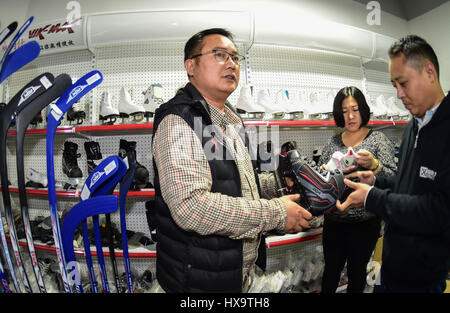 (170326)--GUANGZHOU, 26. März 2017 (Xinhua)--Liang Regina (L), general Manager von Vik-Max Sports Equipment Co., Ltd, Werke in einem Geschäft in Dongguan, Süd-China Guangdong Provinz, 16. März 2017. Vik-Max produziert in einem Jahr mehr als 150.000 Paare von Schlittschuhen.    Wenn für das Jahr 2022 Olympischen Winterspiele, China soll 300 Millionen Menschen im Land zur Teilnahme an Wintersport, einschließlich der im Süden lebenden ermutigen und Westchina bieten. Guangdong Teilnahme an etwa 400.000 Menschen-Zeiten im Wintersport jährlich. Jetzt gibt es zwei indoor Eisbahnen in Guangzhou und 14 in der Stockfoto