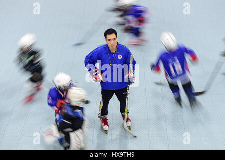 (170326)--GUANGZHOU, 26. März 2017 (Xinhua)--Ma Junzhi (C), Eishockey-Trainer des Rollerfun Sport Ware Co., Ltd., nimmt eine Trainingseinheit mit den Spielern des Inline-Hockey-Mannschaft von Guangzhou Pui Ching-Grundschule in Guangzhou, Hauptstadt der südchinesischen Provinz Guangdong, 10. März 2017. MA Junzhi Inline-Hockey seit Mittelschule praktiziert, Nord-China Harbin Sporthochschule absolvierte und begann eine Karriere als eine professionelle Eishockey-Trainer. Wenn für die Olympischen Winterspiele 2022 bieten, soll China 300 Millionen Menschen im Land zur Teilnahme an Winter Spor ermutigen Stockfoto