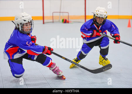 (170326)--GUANGZHOU, 26. März 2017 (Xinhua)--Sheng-Nan (L) und Liang Jiarui Mädchen Spieler der Inline-Hockey Mannschaft von Guangzhou Pui Ching Grundschule treten während einer Trainingseinheit in Guangzhou, Hauptstadt der südchinesischen Provinz Guangdong, 10. März 2017. Wenn für das Jahr 2022 Olympischen Winterspiele, China soll 300 Millionen Menschen im Land zur Teilnahme an Wintersport, einschließlich der im Süden lebenden ermutigen und Westchina bieten. Guangdong Teilnahme an etwa 400.000 Menschen-Zeiten im Wintersport jährlich. Jetzt gibt es zwei indoor Eisbahnen in Guangzhou und 14 im who Stockfoto