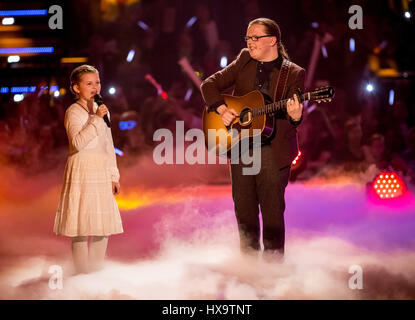 Oldenburg, Deutschland. 25. März 2017. Sänger Angelo Kelly und Tochter Emma Marie während der ARD-Show "Schlagercountdown - Das Grosse Premierenfest" (lt. "Schlager Countdown - grand Premiere Festival") in Oldenburg, Deutschland, 25. März 2017. Foto: Andreas Lander/Dpa-Zentralbild/Dpa/Alamy Live-Nachrichten Stockfoto