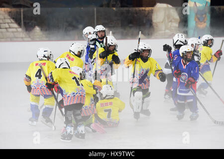 (170326)--GUANGZHOU, 26. März 2017 (Xinhua)--Spieler des Eishockey Kader von Guangzhou Mann Volksgruppe Grundschule (in gelb einheitliche) und Guangzhou Pui Ching Grundschule (in blauer Uniform) besuchen eine Trainingseinheit auf der Eisbahn in Guangzhou, Hauptstadt der südchinesischen Provinz Guangdong, 12. März 2017. Wenn für das Jahr 2022 Olympischen Winterspiele, China soll 300 Millionen Menschen im Land zur Teilnahme an Wintersport, einschließlich der im Süden lebenden ermutigen und Westchina bieten. Guangdong Teilnahme an etwa 400.000 Menschen-Zeiten im Wintersport jährlich. Jetzt gibt es eine Stockfoto