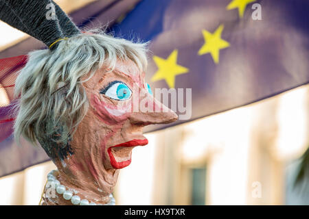 London, UK. 25. März 2017. Tausende von Menschen in der Anti Brexit-Marsch organisiert von th 4 Vereinten Europa. Bildnachweis: Laura De Meo / Alamy Live News Stockfoto