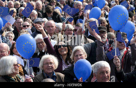 Hamburg, Deutschland. 26. März 2017. Europa-Befürworter demonstrieren mit Fahnen und Ballons für ein friedliches und vereintes Europa auf dem Rathausplatz in Hamburg, Germany, 26. März 2017. Die Organisatoren der Bewegung "Pulse of Europe" haben für diese regelmäßige Demonstration aufgerufen. Foto: Axel Heimken/Dpa/Alamy Live News Stockfoto