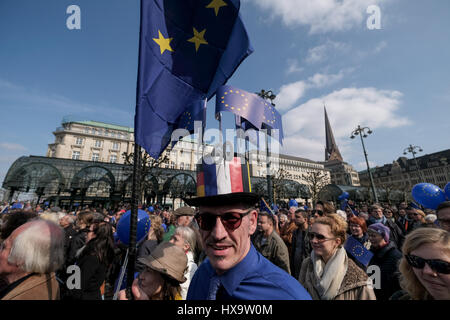 Hamburg, Deutschland. 26. März 2017. Europa-Befürworter demonstrieren mit Fahnen und Ballons für ein friedliches und vereintes Europa auf dem Rathausplatz in Hamburg, Germany, 26. März 2017. Die Organisatoren der Bewegung "Pulse of Europe" haben für diese regelmäßige Demonstration aufgerufen. Foto: Axel Heimken/Dpa/Alamy Live News Stockfoto