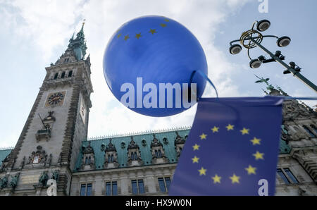 Hamburg, Deutschland. 26. März 2017. Eine europäische Flagge und ein Ballon gesehen auf dem Rathausplatz in Hamburg, Germany, 26. März 2017. Die Organisatoren der Bewegung "Pulse of Europe" haben für diese regelmäßige Demonstration aufgerufen. Foto: Axel Heimken/Dpa/Alamy Live News Stockfoto